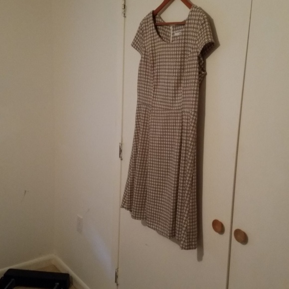North Style Dress with Cap Sleeve. Size: 14 - Picture 4 of 4